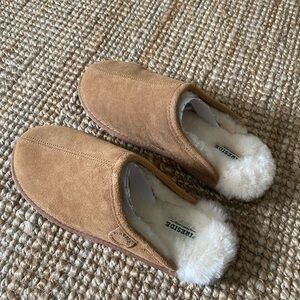 Dearfoams Fireside Tan Suede Slippers with Fluffy Lining